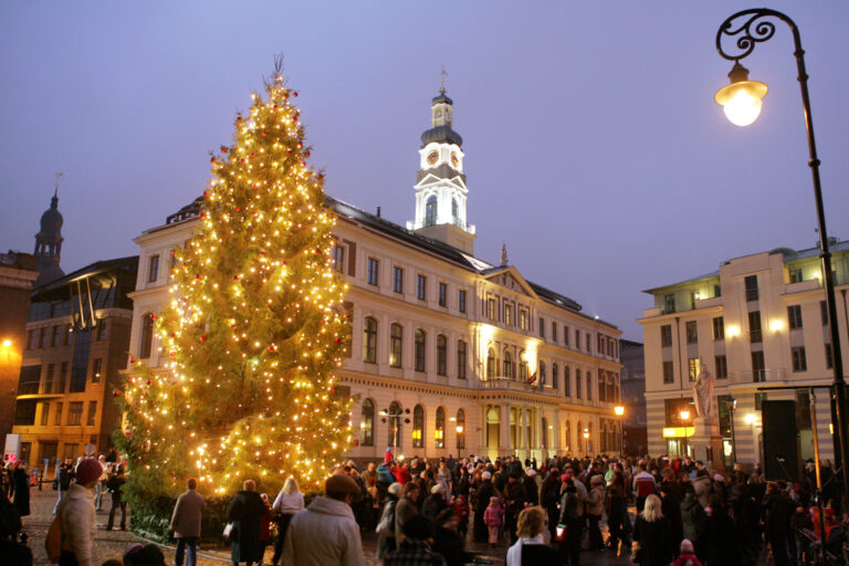 rigas-mers-atklaj-pirmo-pilsetas-ziemassvetku-egli Riga Weihnachten