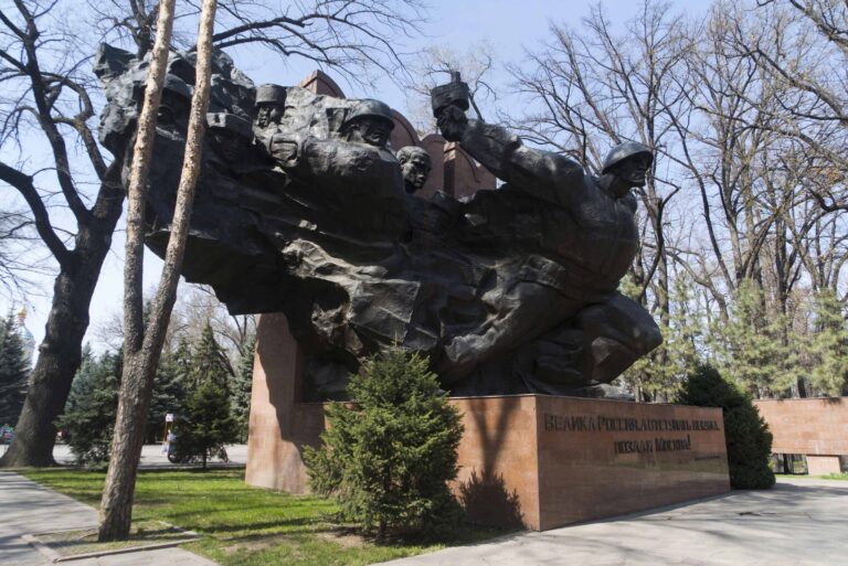 Foto zeigt Statue der 28 Soldaten im Panfilov Park Almaty