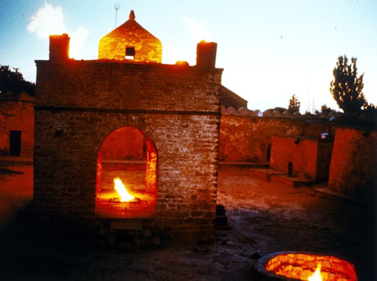 Aserbaidschan Rundreise 7 Tage Go East Reisen Ateshgah -Baku Aserbaidschan Rundreise