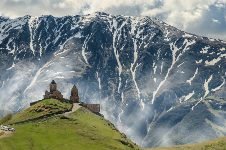 gergeti-kircheklein Rundreise Georgien Armenien Gergeti Kirche