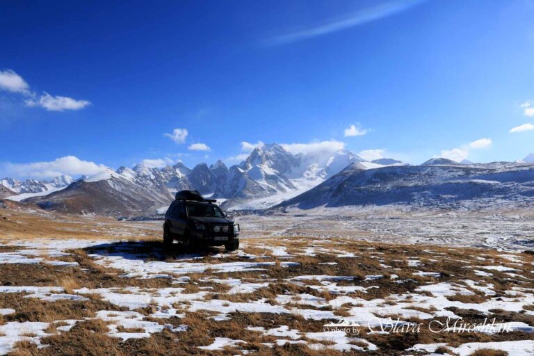 kyzyl-asker-mit-auto Wir fahren tiefer in das Gebirge Richtung Naryn. Die Region Aksai Syrts ist eine raue, hochgelegene Hochebene. Mit etwas Glück beobachten wir Murmeltiere, Füchse oder sogar die seltenen Argali (Wildschafe mit imposanten Hörnern). Übernachtung: Einfaches Gästehaus oder Lager am Fluss Muduryum Mahlzeiten: Frühstück, Mittagessen, Abendessen