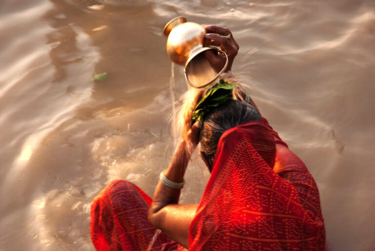 varanasi-ganges-woman-ritual-bathing-0175 Ganges Indien Go East, Rundreise Indien
