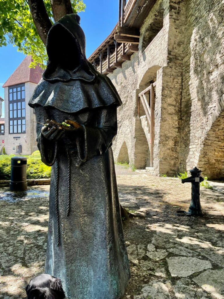 Bild zeigt Mönch im Garten der Kiek in de Kök in Tallinn