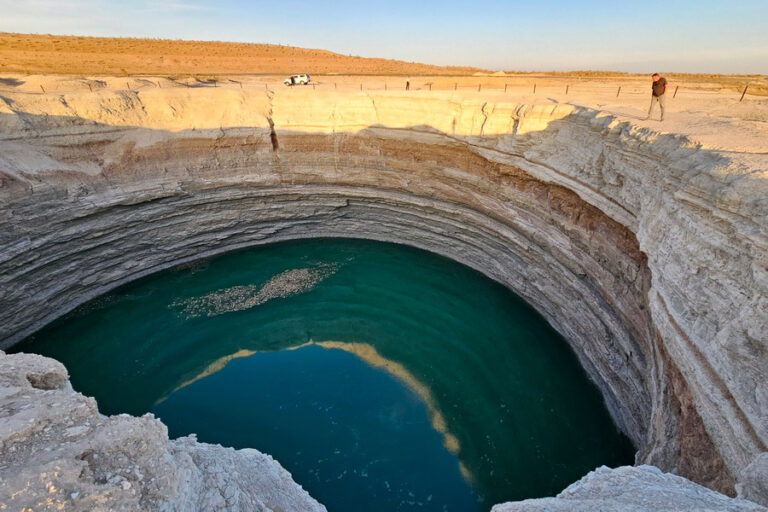 darvaza-water-crater