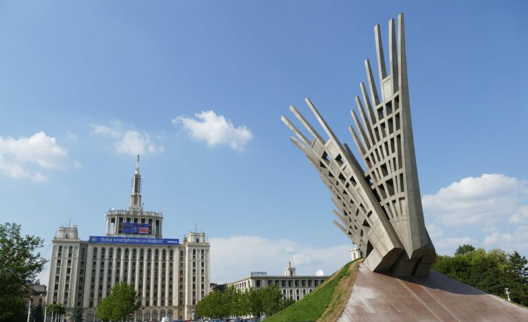falco-bucharest-3642820_1280 rumänien-rundreise-bukarest