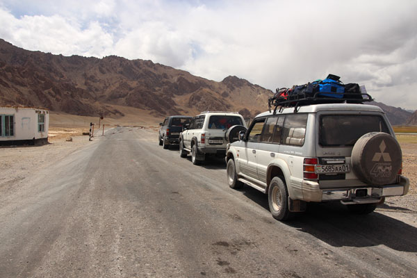 Bild zeigt Geländewagen auf dem Pamir Highway