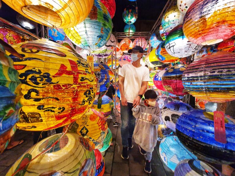 jpg1 Bild zeigt Mann in Taiwan mit vielen bunten Lampions
