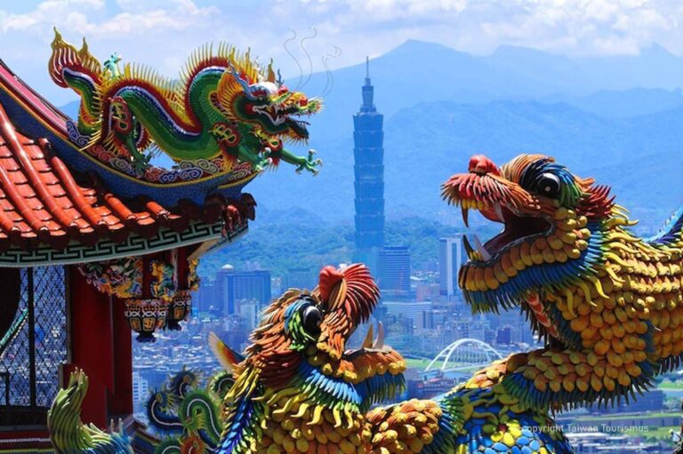 jpg4klein-2 Bild zeigt Taipeh, im Vordergrund Drachen, im Hintergrund die Skyline Taiwans Hauptstadt