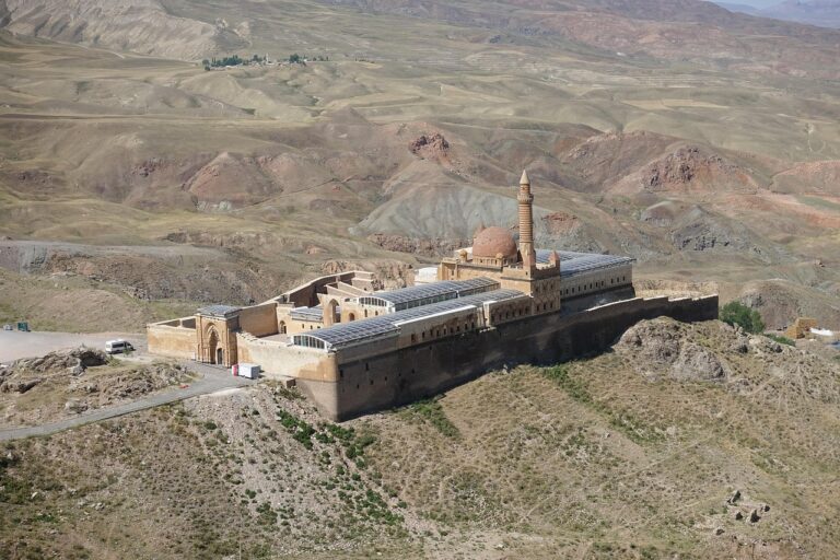 Ostanatolien Rundreise Türkei Ostanatolien Rundreise Ishak-Pascha Moschee