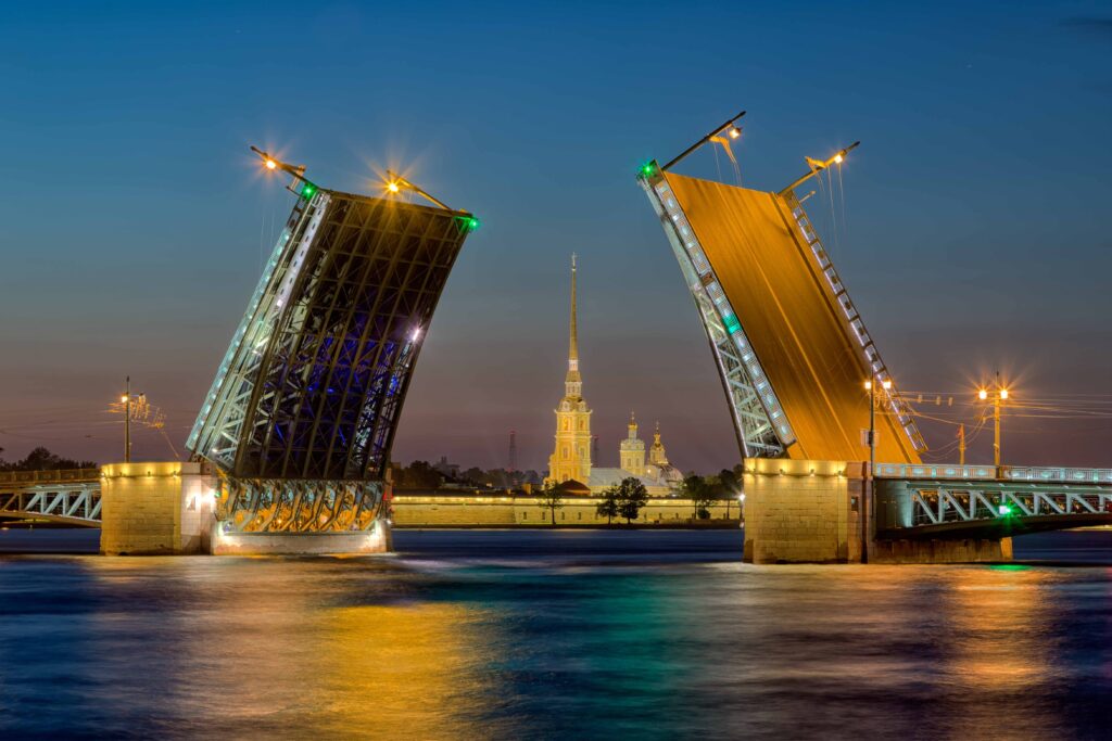 shutterstock_309665177_Petersburg_brueckenklein