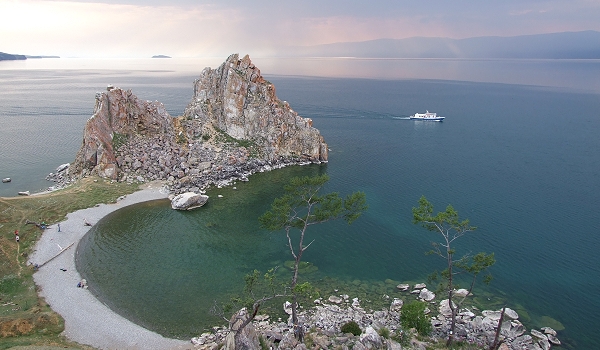 transsibirische-eisenbahn-baikalsee-600x350 Auf der Fahrt mit der Transsibirischen Eisenbahn kommen die Reisenden am Baikalsee nicht vorbei.