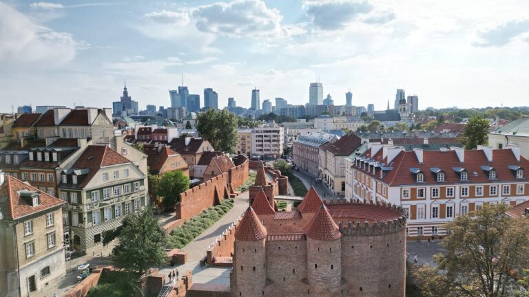 warsaw-7440936_1280-2 Bild zeigt Warschaus Altstadt und im Hintergrund die Neustadt