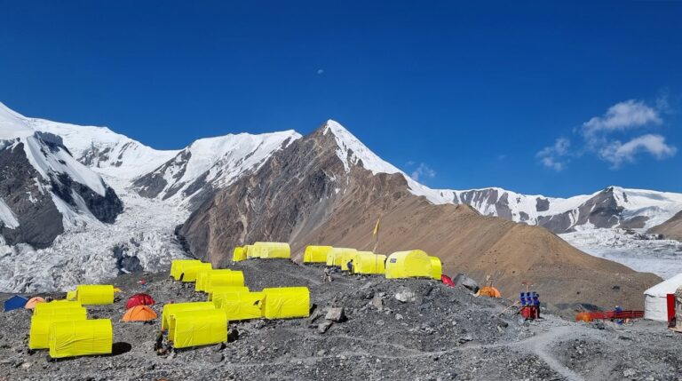 yukhin-peak-28 Trekking Pamir Go East Reisen